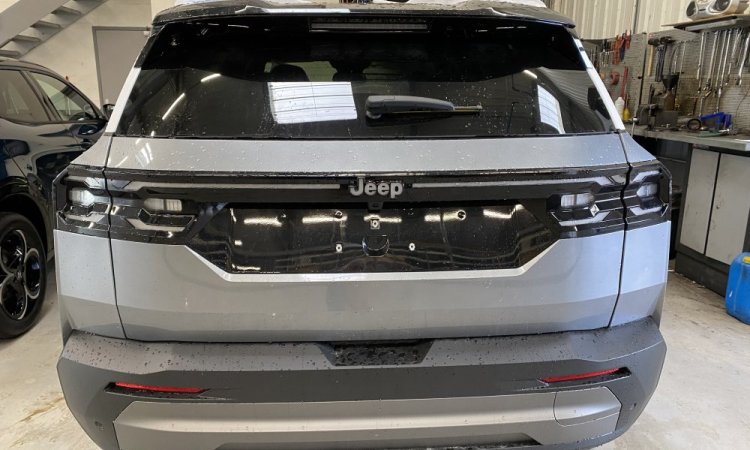 Préparation NEW JEEP COMPASS avant livraison client à BOURGOIN-JALLIEU