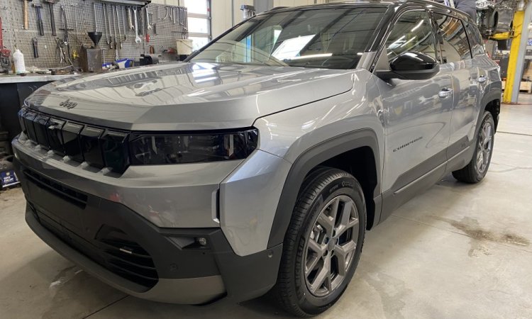 Préparation NEW JEEP COMPASS avant livraison client à BOURGOIN-JALLIEU