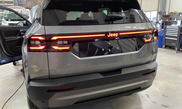 Préparation NEW JEEP COMPASS avant livraison client à BOURGOIN-JALLIEU