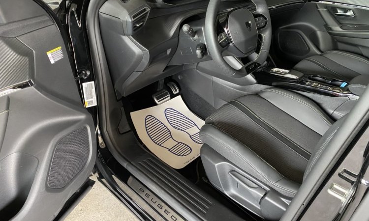 Nettoyage intérieur de cette PEUGEOT 2008 à BOURGOIN-JALLIEU