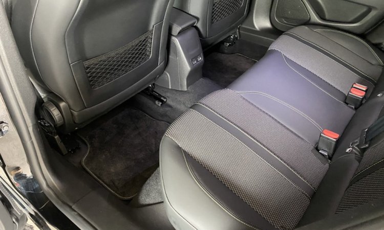 Nettoyage intérieur de cette PEUGEOT 2008 à BOURGOIN-JALLIEU