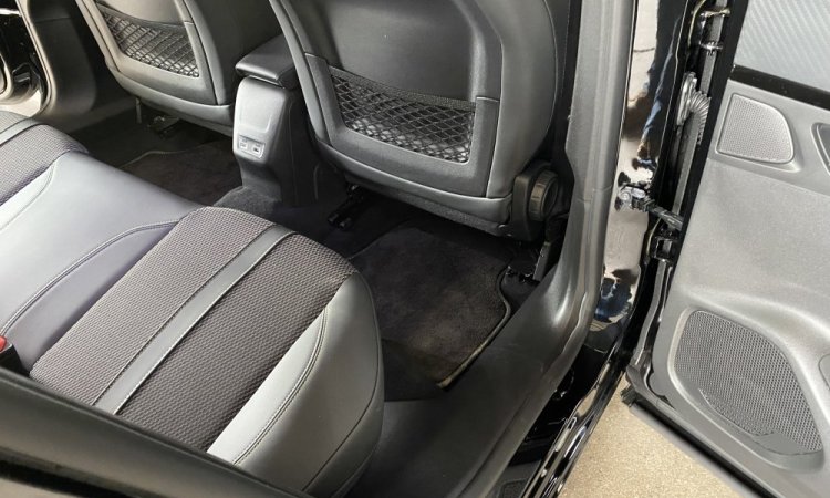 Nettoyage intérieur de cette PEUGEOT 2008 à BOURGOIN-JALLIEU