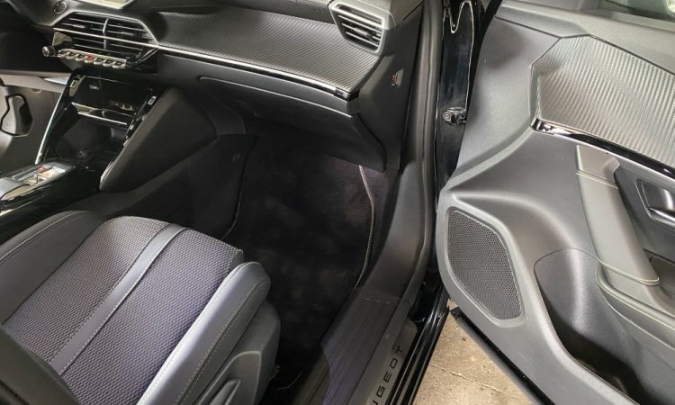 Nettoyage intérieur de cette PEUGEOT 2008 à BOURGOIN-JALLIEU