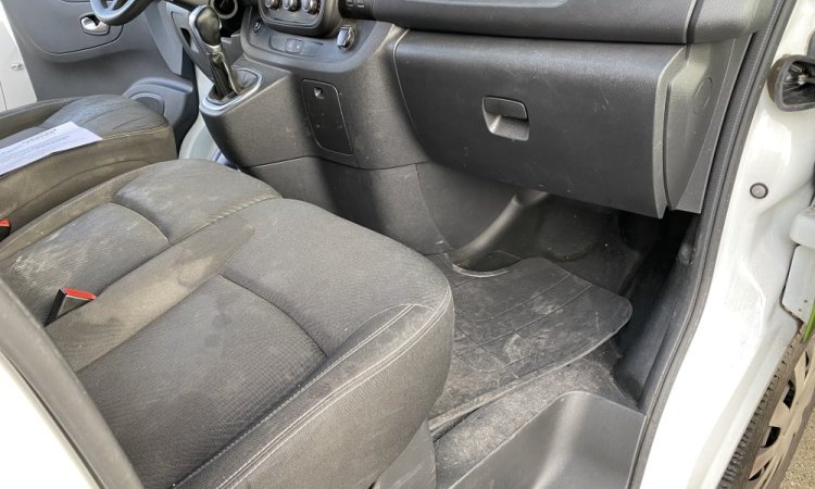Nettoyage intérieur cabine utilitaire NISSAN NV 300 à SAINT QUENTIN FALLAVIER