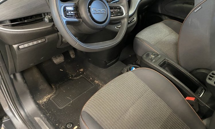 Nettoyage intérieur D'une FIAT 500 à BOURGOIN-JALLIEU