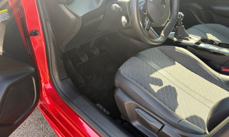 Nettoyage intérieur et extérieur pour cette PEUGEOT 208 à BOURGOIN-JALLIEU