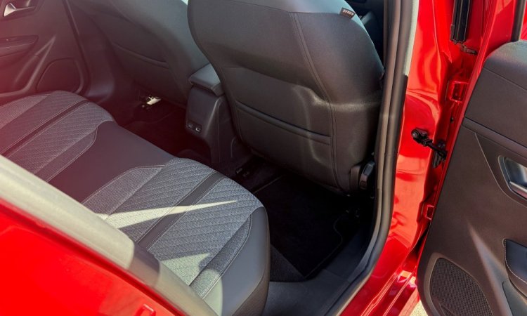 Nettoyage intérieur et extérieur pour cette PEUGEOT 208 à BOURGOIN-JALLIEU