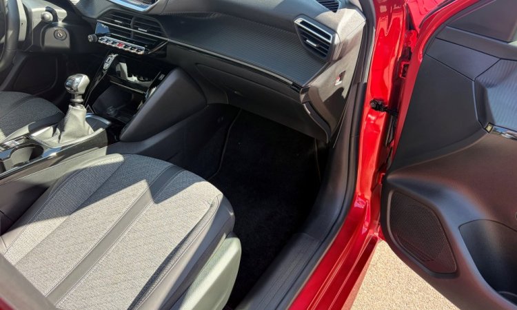 Nettoyage intérieur et extérieur pour cette PEUGEOT 208 à BOURGOIN-JALLIEU