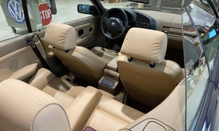 Nettoyage intérieur et extérieur BMW CABRIOLET à SAINT QUENTIN FALLAVIER.