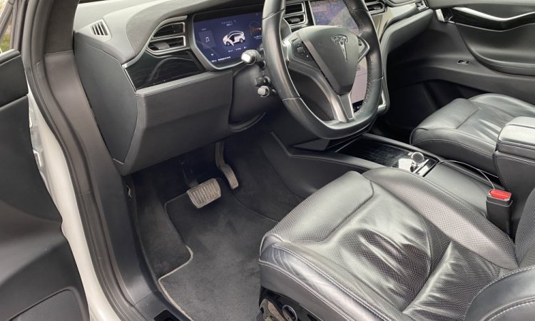 Lavage intérieur et extérieur d'une Tesla modèle X à Bourgoin Jallieu