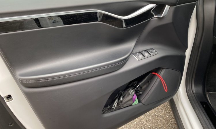 Lavage intérieur et extérieur d'une Tesla modèle X à Bourgoin Jallieu