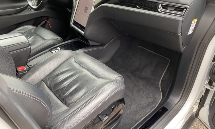 Lavage intérieur et extérieur d'une Tesla modèle X à Bourgoin Jallieu