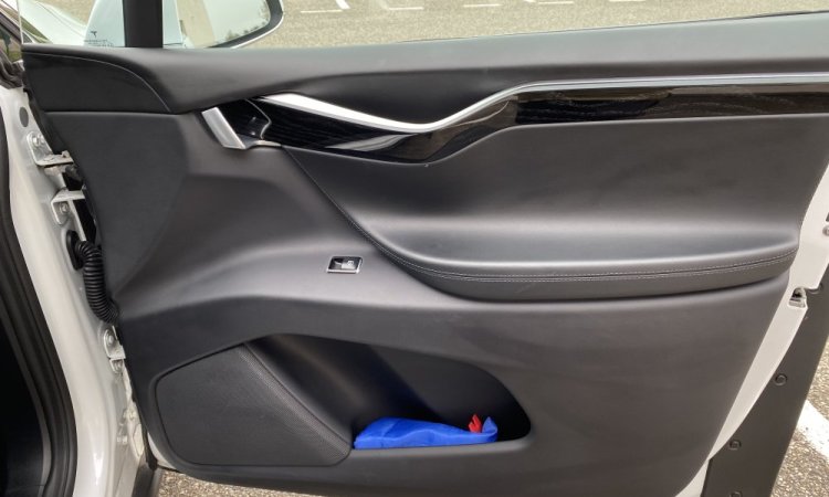 Lavage intérieur et extérieur d'une Tesla modèle X à Bourgoin Jallieu