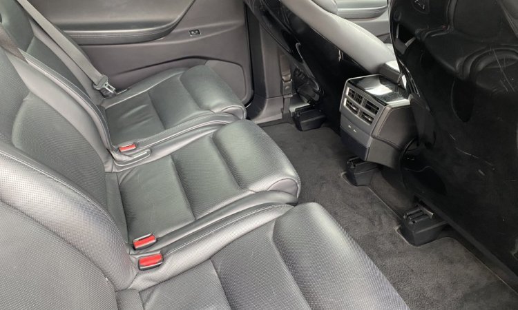 Lavage intérieur et extérieur d'une Tesla modèle X à Bourgoin Jallieu