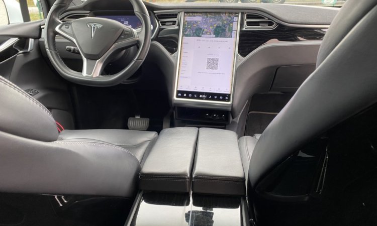 Lavage intérieur et extérieur d'une Tesla modèle X à Bourgoin Jallieu