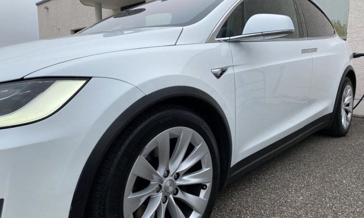 Lavage intérieur et extérieur d'une Tesla modèle X à Bourgoin Jallieu