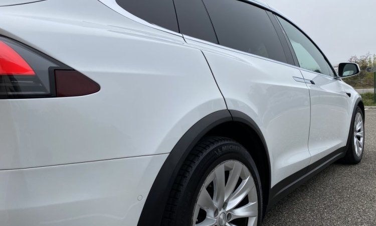 Lavage intérieur et extérieur d'une Tesla modèle X à Bourgoin Jallieu