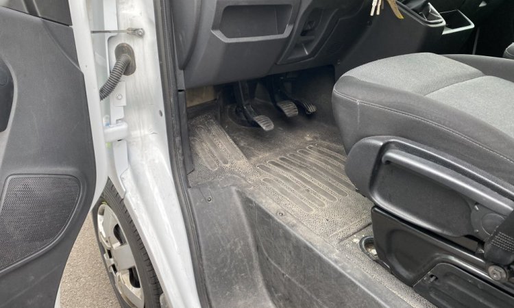 Nettoyage intérieur de cabine RENAULT MASTER à CORBAS.