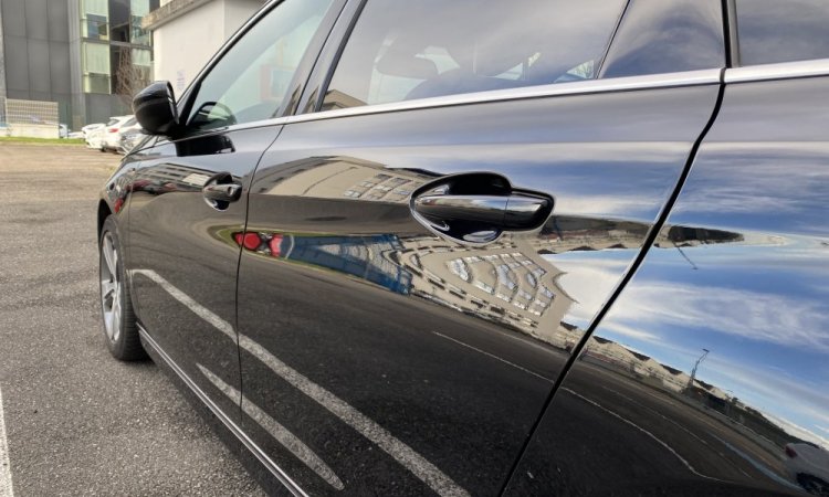 Nettoyage extérieur voiture avec une technologie sans eau. WASHER AUTO