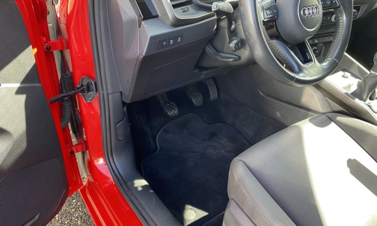 Lavage intérieur et extérieur AUDI A1 ROUGE à BOURGOIN-JALLIEU