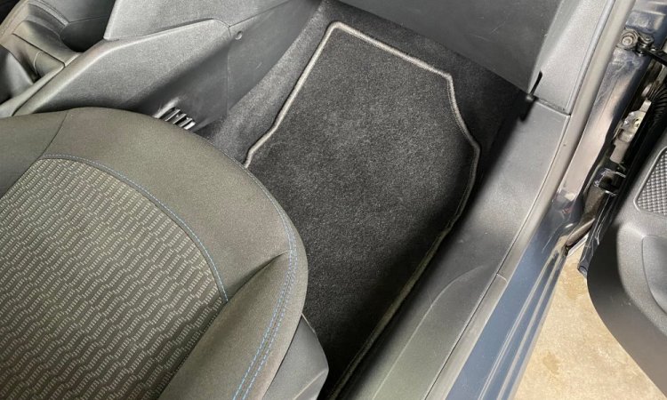 Nettoyage intérieur Peugeot 208 à Corbas. WASHEER AUTO