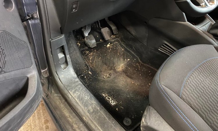 Nettoyage intérieur Peugeot 208 à Corbas. WASHER AUTO